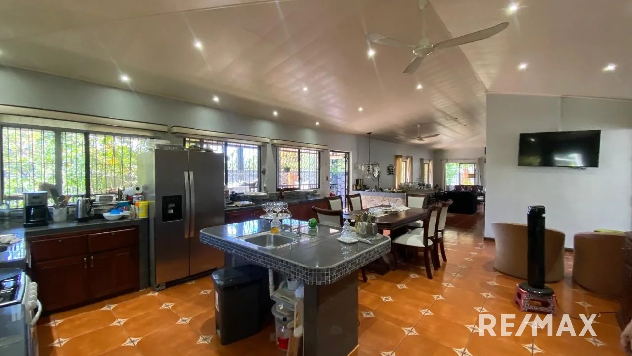 Dream Home in Orotina, Costa Rica – Spacious and Secure Living!