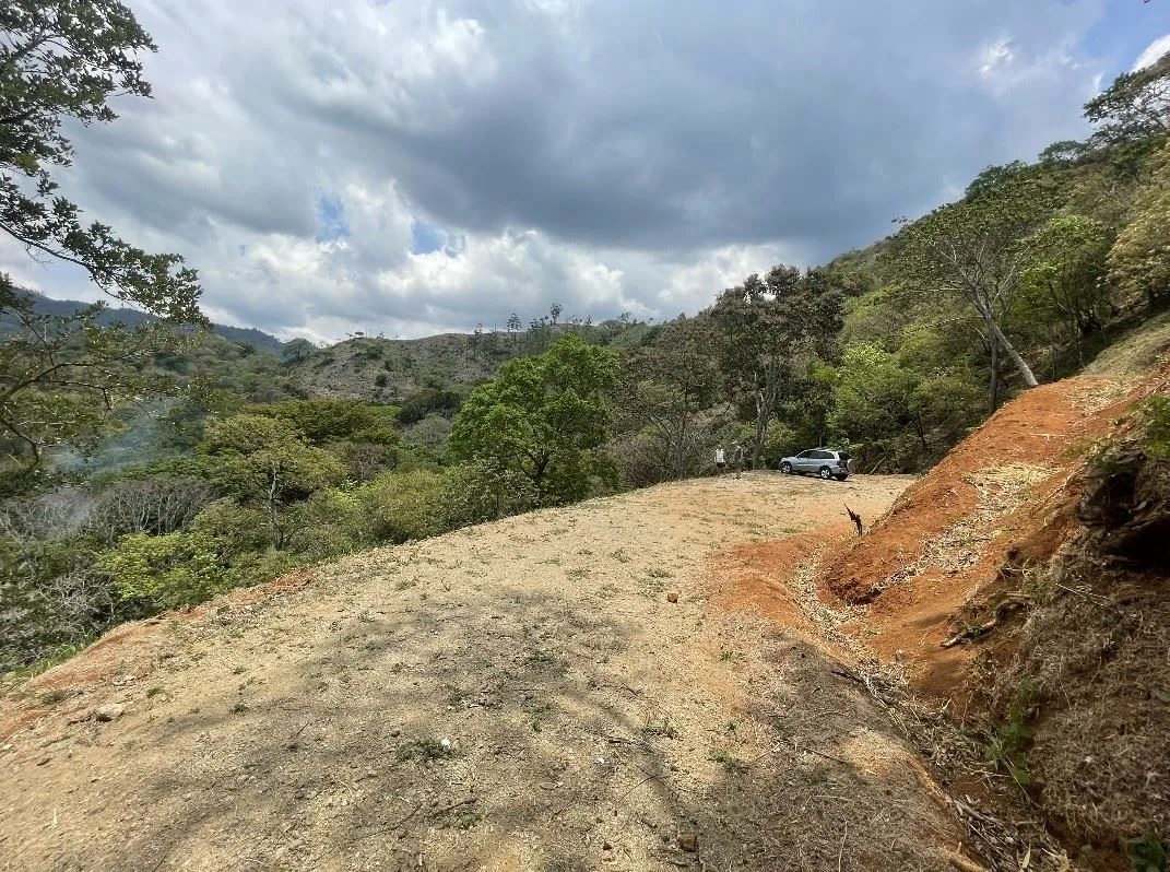 Community with 3758m2 lot and 2 of 7000m2 at $149,000 with views!
