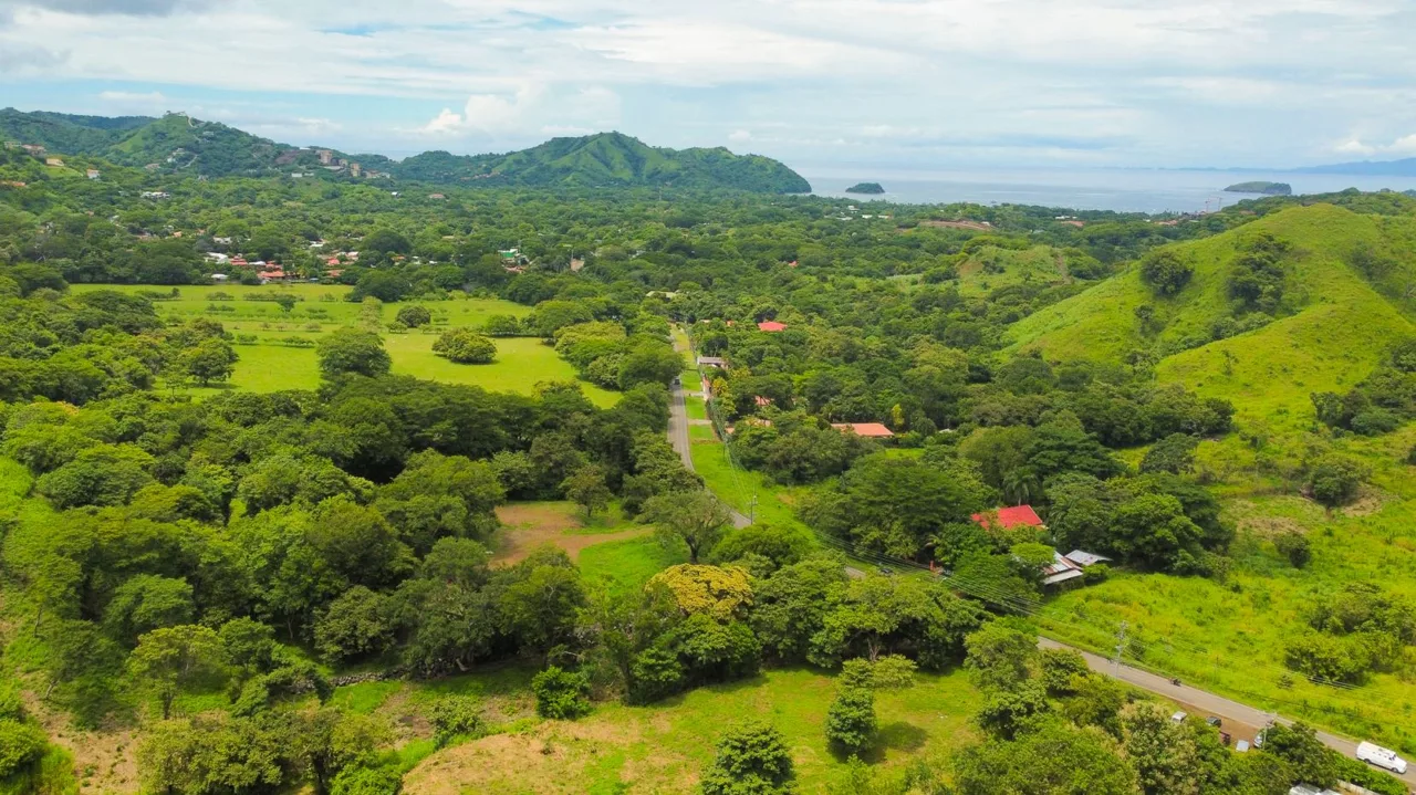Property on the Main Street to Playas del Coco