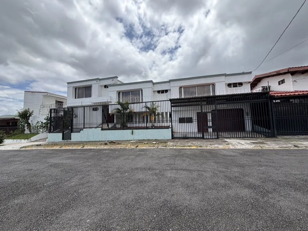 House for Sale with Pool in Rohrmoser.