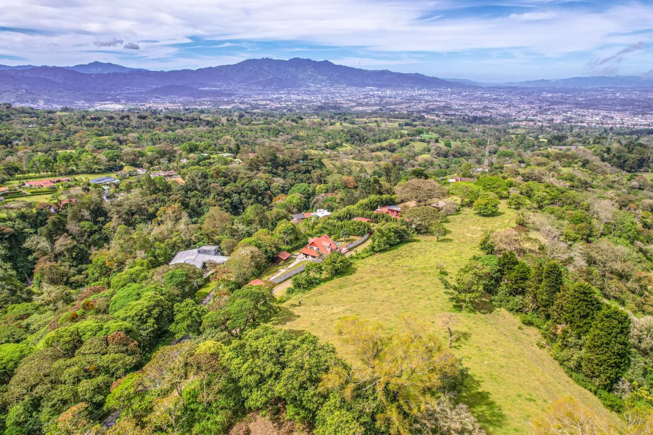 Charming Property in Rancho Redondo – Spacious Areas and Panoramic Views