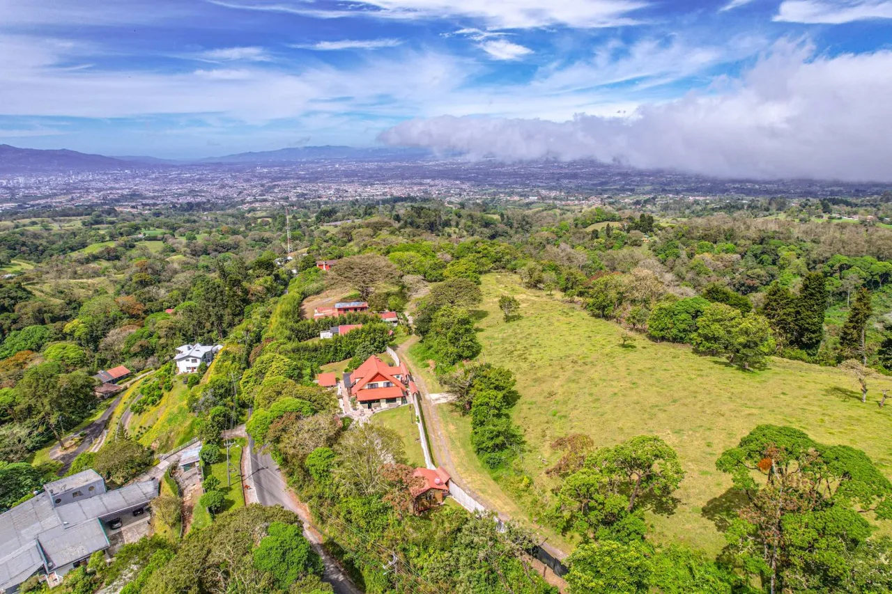 Charming Property in Rancho Redondo – Spacious Areas and Panoramic Views — photo 2