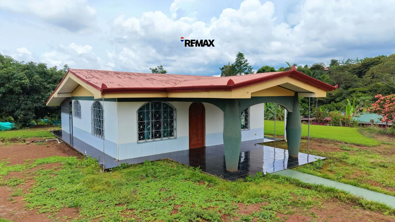Flat 1,000 m² Lot with House for Sale – Pueblo Nuevo de Cajón