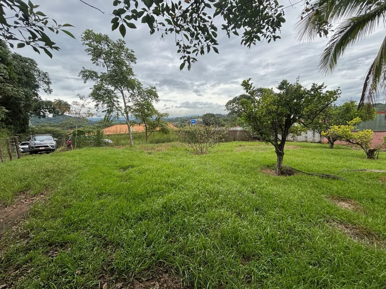 Nicely located lot in upscale neighborhood 2 min. from highway 27