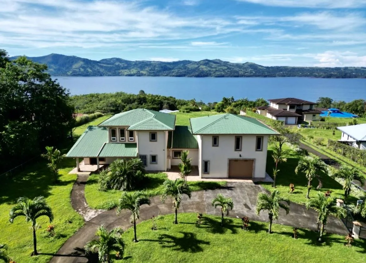 Luxury Lakefront Home with Guest Suite and Panoramic Lake Arenal Views - Lake Paradise Nuevo Arenal
