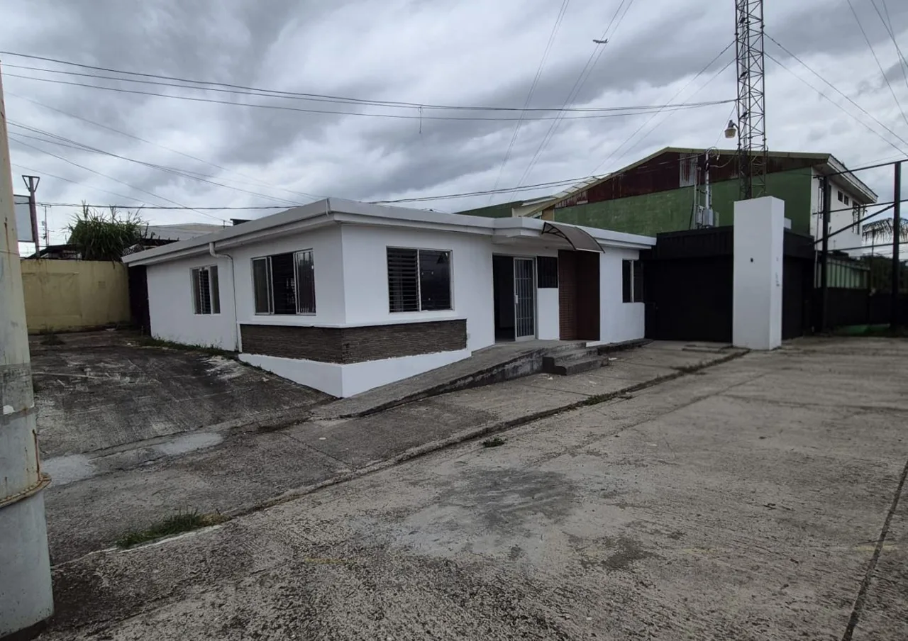 Commercial Property for Rent with Ample Parking – Ideal for Multiple Business Types