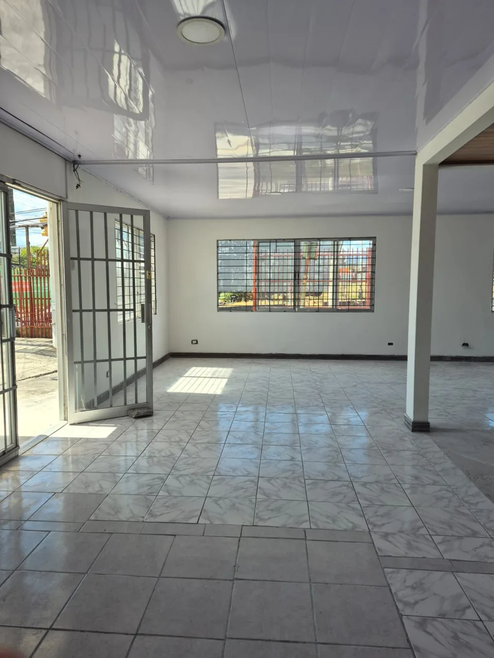 Commercial Property for Rent with Ample Parking – Ideal for Multiple Business Types — photo 4