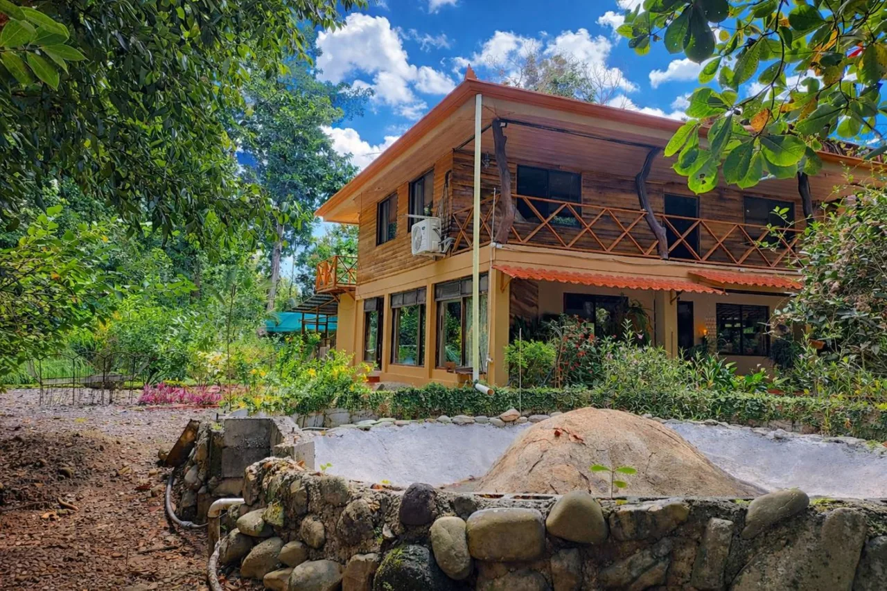 Tranquil Sanctuary: Charming Two-Story Wooden Home in Manuel Antonio area