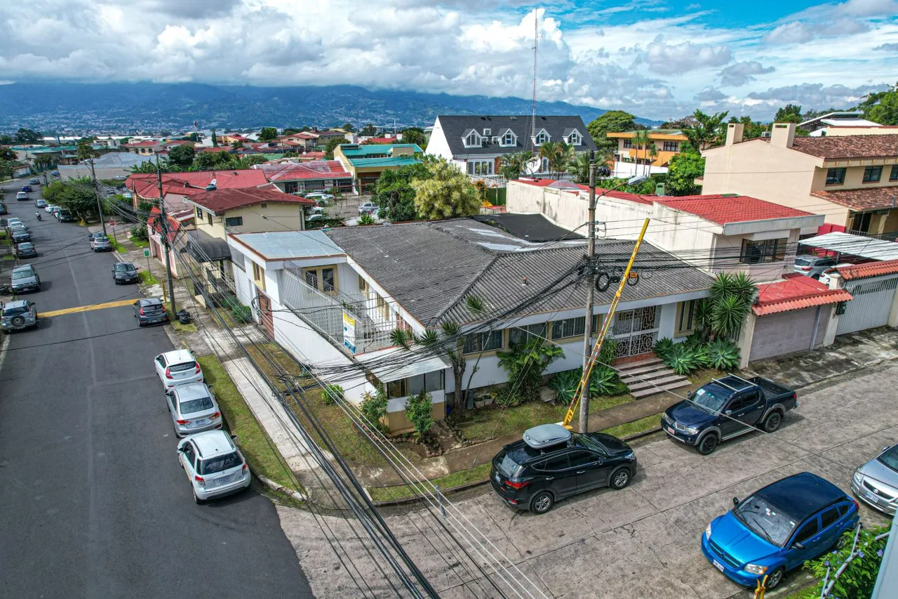 Spacious house for rent or sale in Curridabat, for residence or business.
