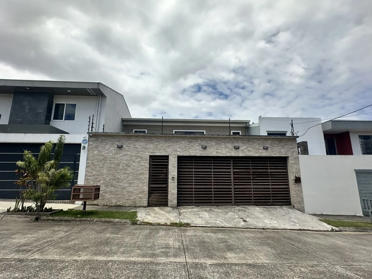Modern Two-Story Home in Residencial Quizarco, Santo Domingo de Heredia | 253 m² Lot &amp; 253 m² Construction
