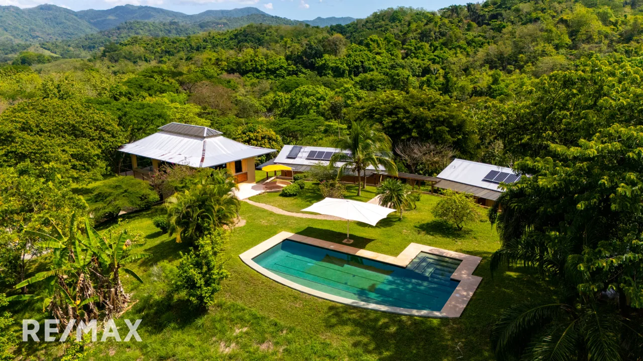VILLA PARADISE Off-Grid Eco-Luxury Solar Powered Home—-Privacy, Freedom, Sustainable Living