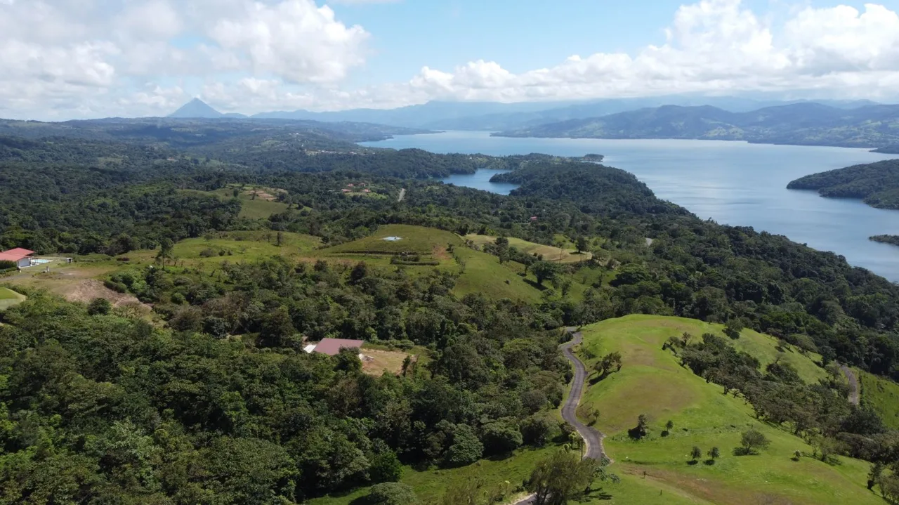 Lake &amp; Volcano View Farm in Río Piedras de Arenal, Guanacaste