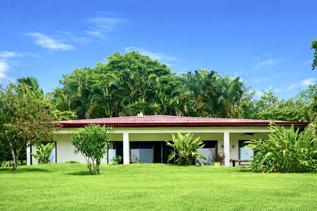 Beautiful and Exceptionally Private Lake Arenal Home with Lake &amp; Volcano Views