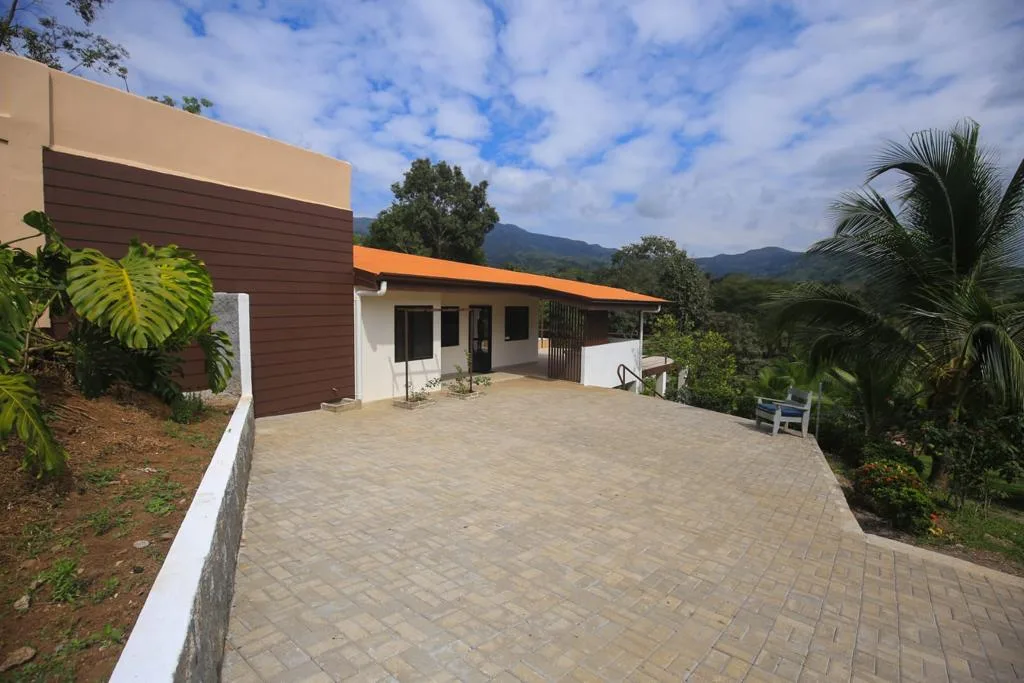 BEAUTIFUL COUNTRY HOUSE FOR SALE – MIRAMAR PUNTARENAS
