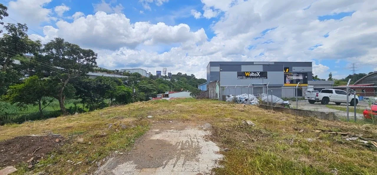 FOR SALE – Prime Lot in High-Traffic Area, La Uruca