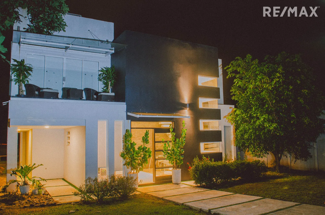 Venta de Hermosa Casa en el Centro de Orotina