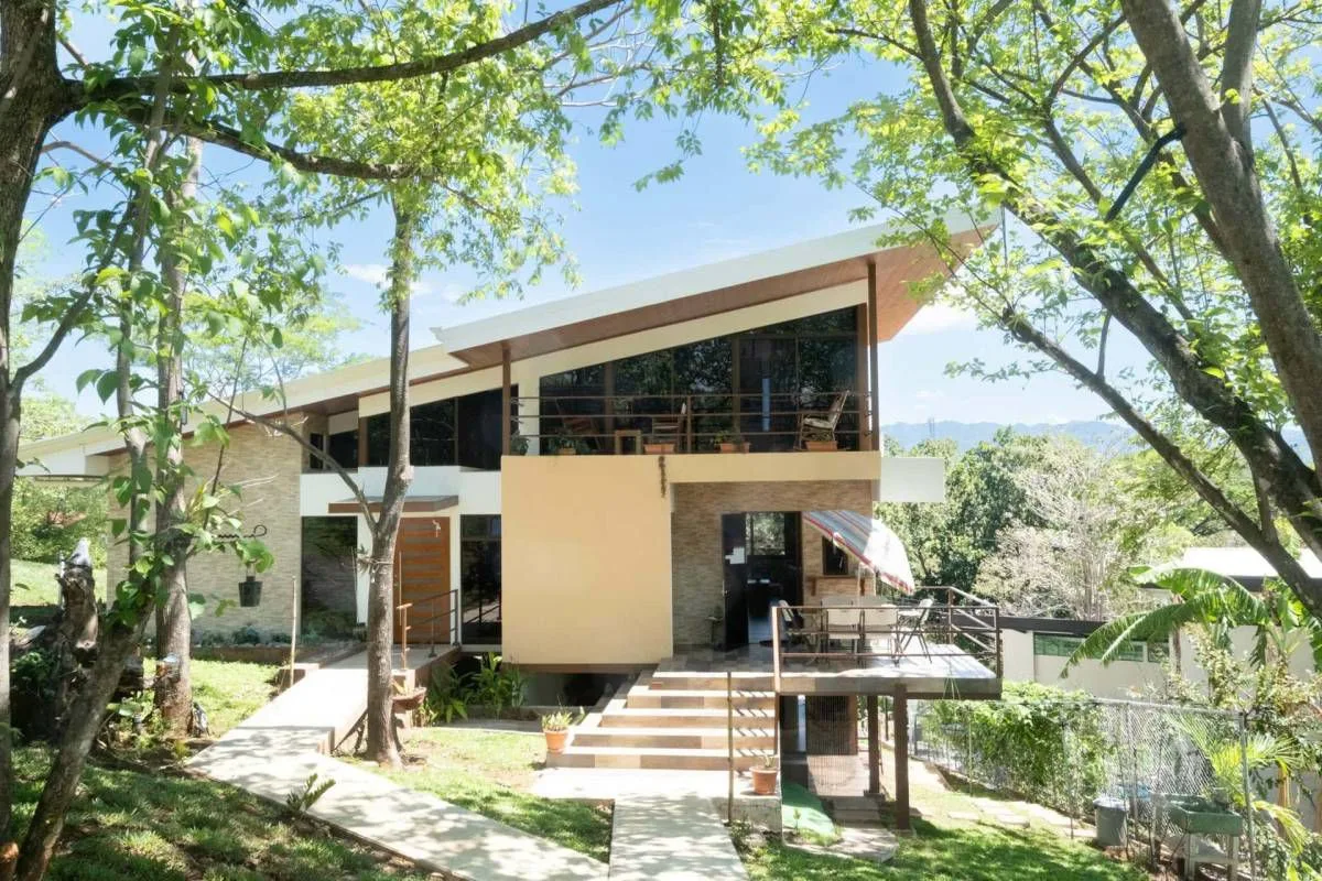 Stunning Home in Gated Community Orotina