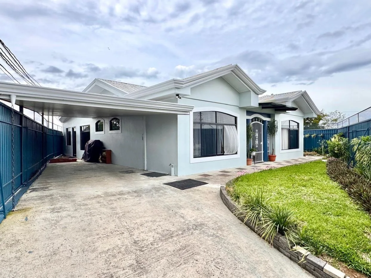 Spacious 5 bed one level home-Barrio Latina, Grecia
