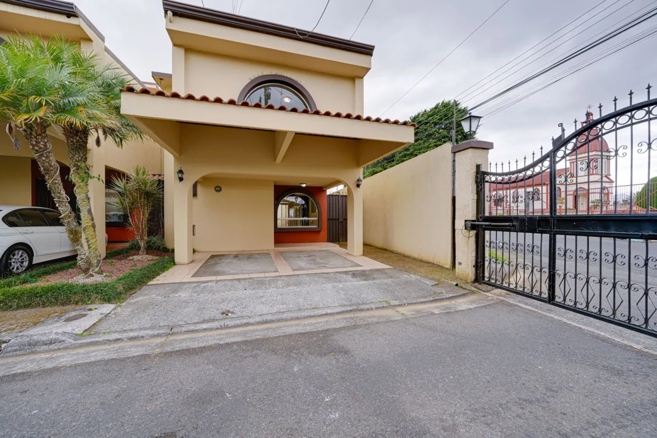 Condo home in Mata de Plátano, 2 stories, 3 bedrooms, 2.5 baths, garden and double garage. Ideal to live or invest.