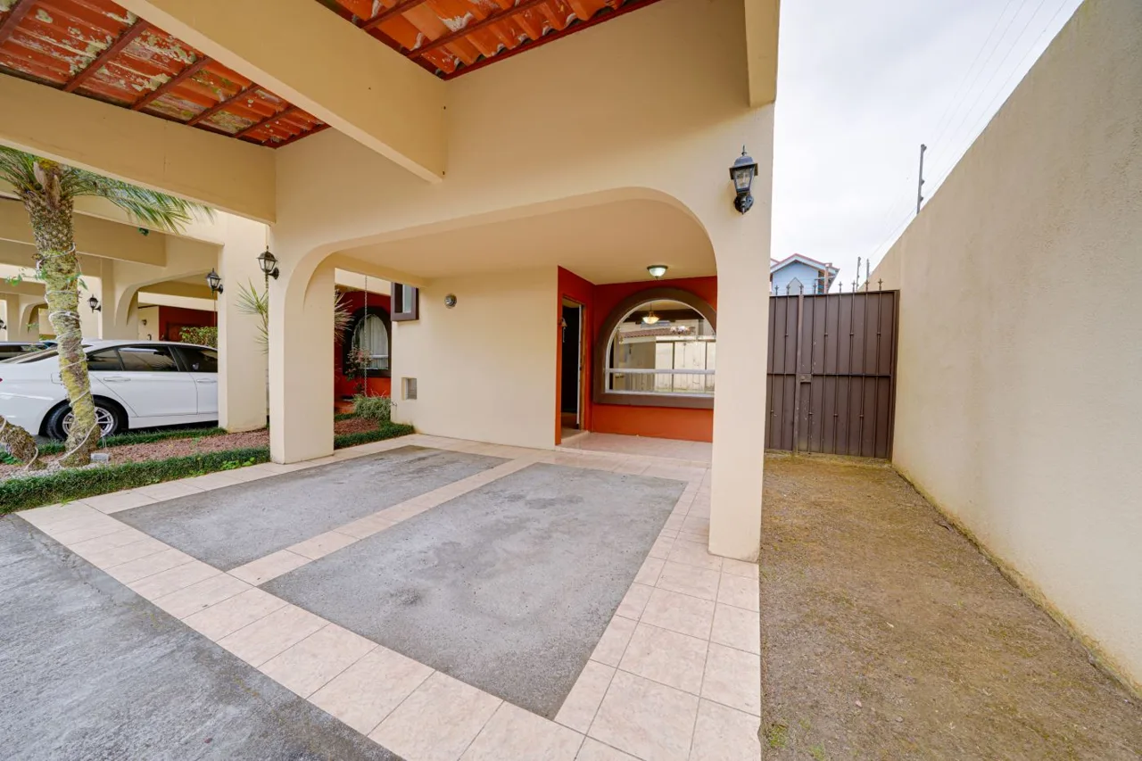 Condo home in Mata de Plátano, 2 stories, 3 bedrooms, 2.5 baths, garden and double garage. Ideal to live or invest. — photo 2