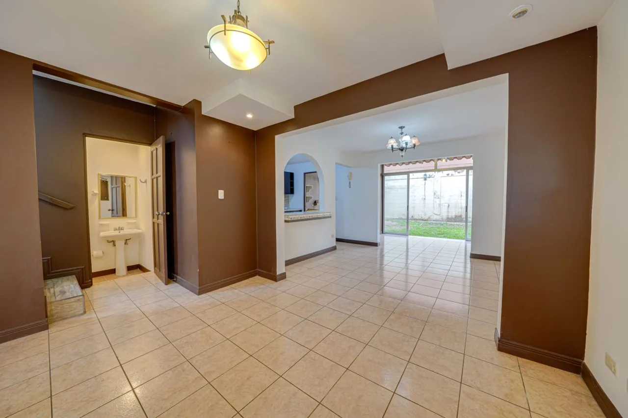 Condo home in Mata de Plátano, 2 stories, 3 bedrooms, 2.5 baths, garden and double garage. Ideal to live or invest. — photo 4