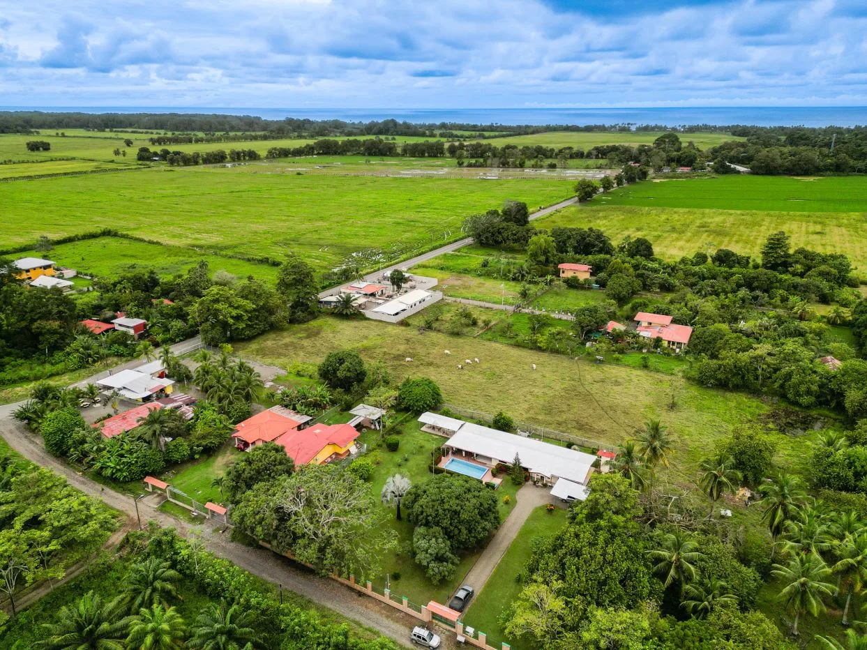 Gorgeous Coastal Estate 4 Bed / 3 Bath / 2 Kitchen / 1 Pool - Turnkey Paradise Near the Beach