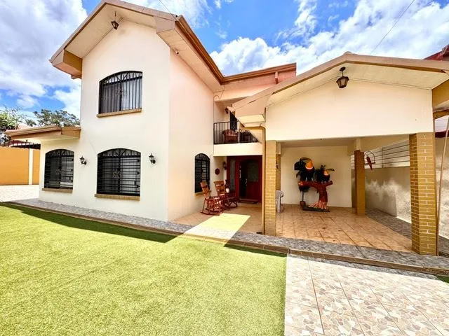 Turn Key Spacious Home with Pool- Grecia Ala Juela
