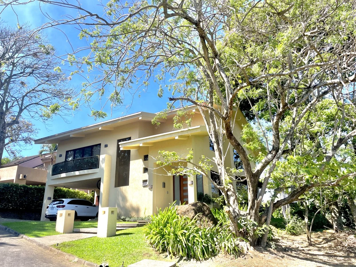 FOR SALE-Spectacular house in GATED COMMUNITY surrounded by nature in CIUDAD COLON, San José, Costa Rica — photo 2