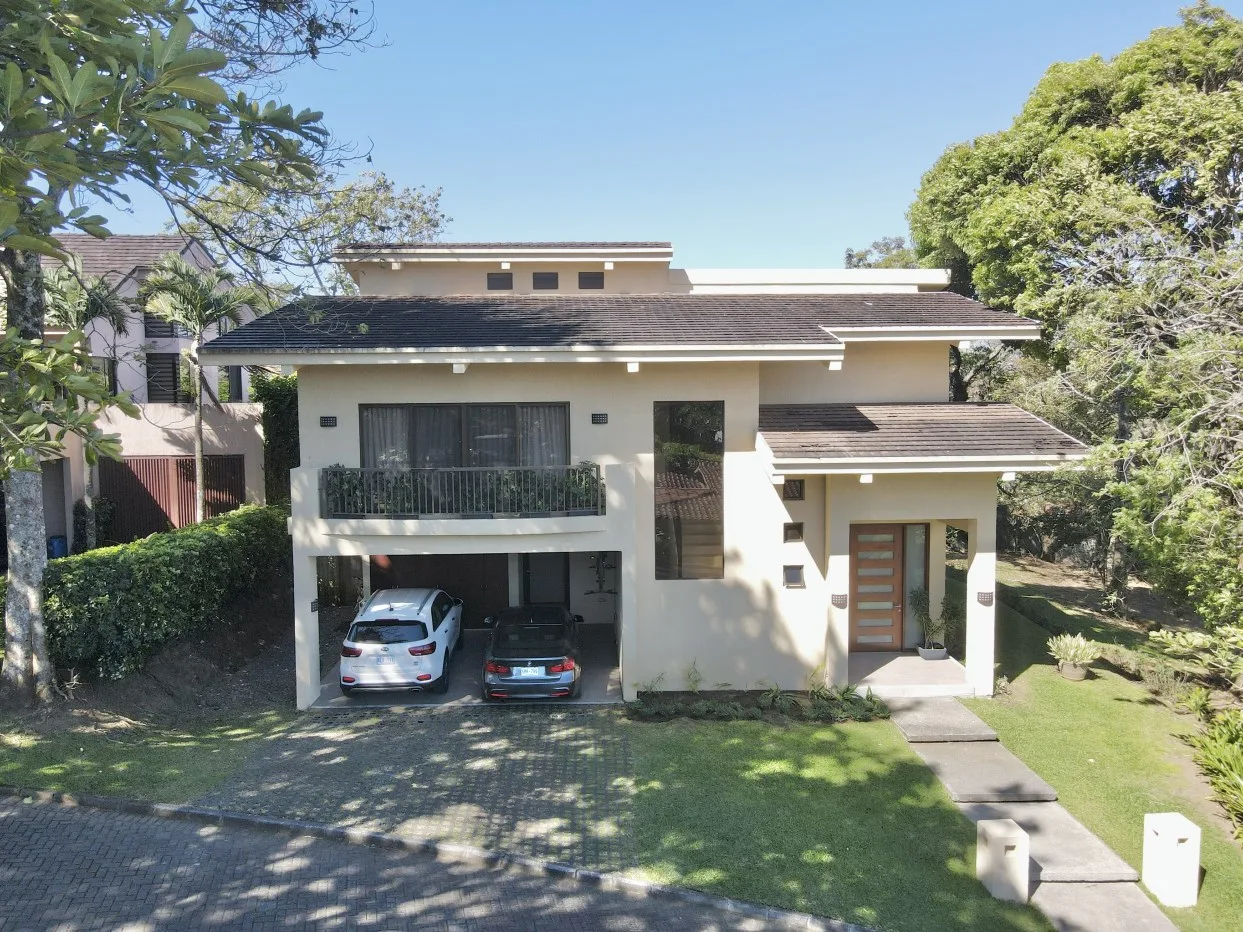 FOR SALE-Spectacular house in GATED COMMUNITY surrounded by nature in CIUDAD COLON, San José, Costa Rica — photo 4