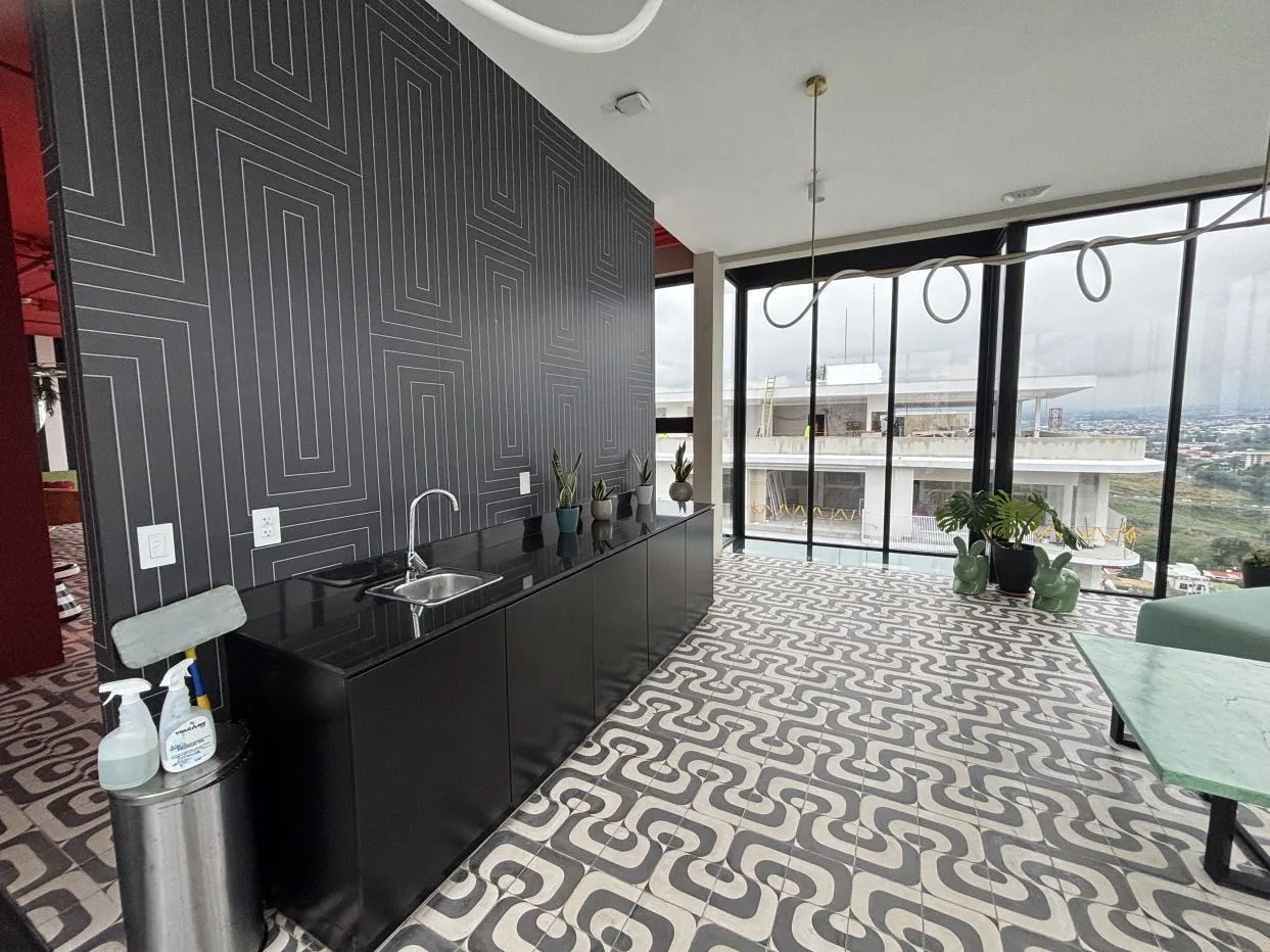 SKY GARDEN ELEVATE CITY LIFESTYLE- Floor Apartment in Vibrant San Jose Rohrmoser Airbnb-Friendly! — photo 5