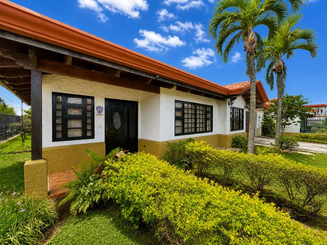 Luxury Corner Home in Residencial Quizarco, Santo Domingo de Heredia | 581 m² Lot &amp; 313.56 m² Construction