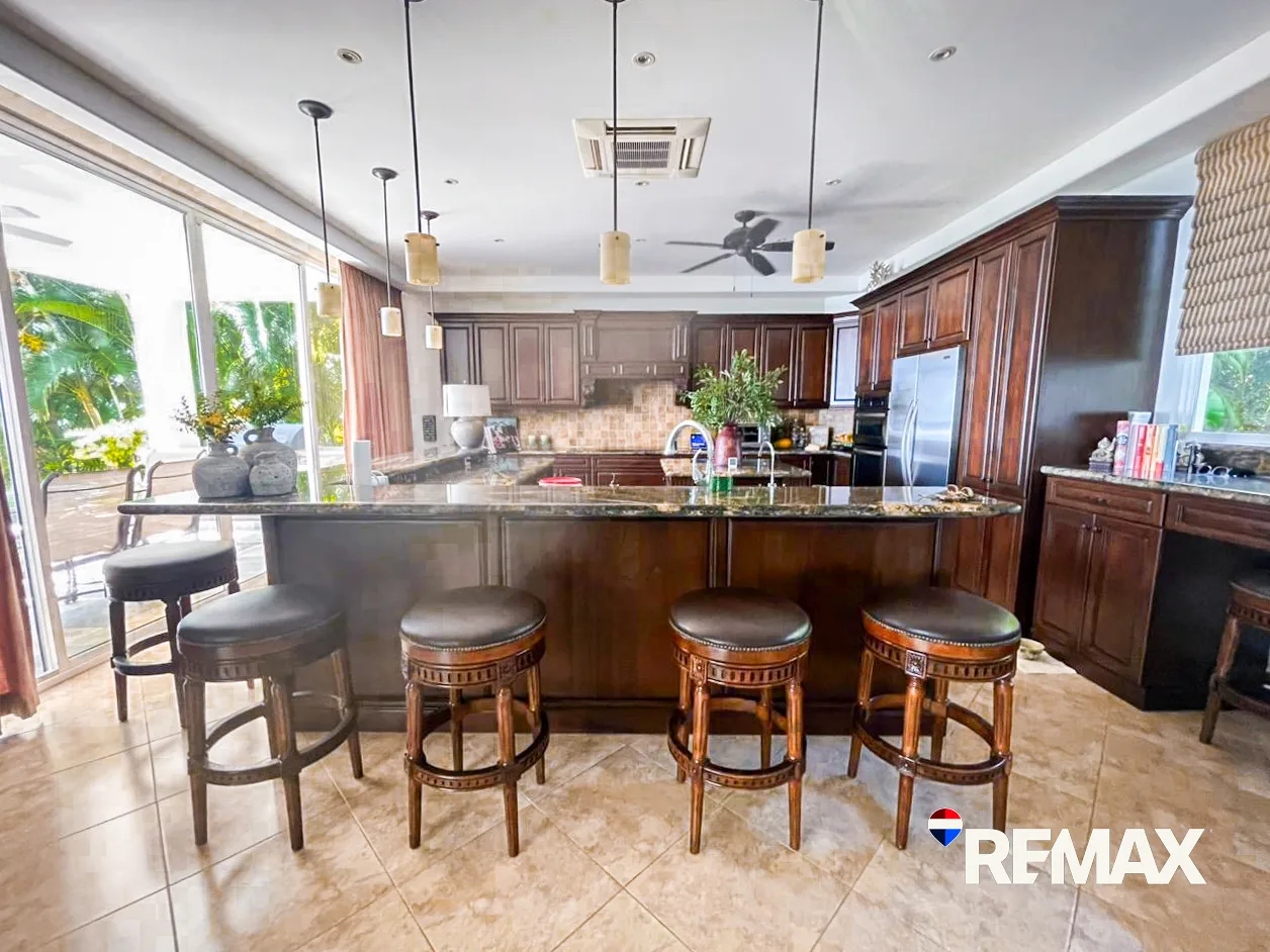 Turnkey Oceanfront Investment on Millionaires Row + Adjacent Lot — photo 4