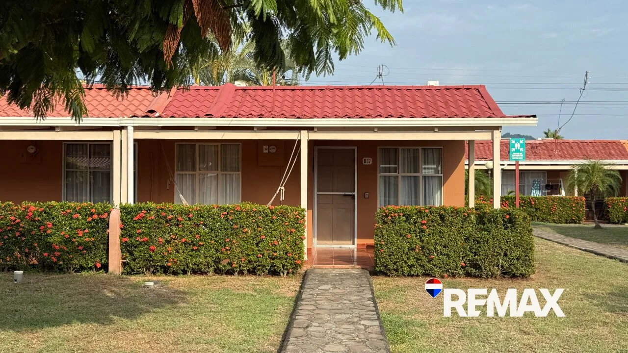 Beautiful Two Bedroom Condo One Block Away from the Beach!