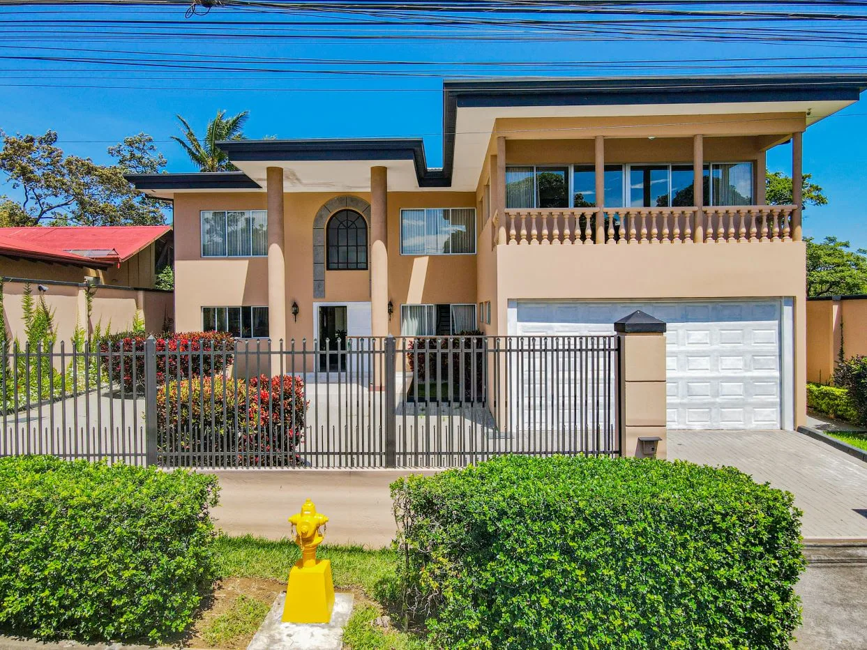 Luxury Home for Rent or Sale – Ciudad Colón, Brasil de Mora