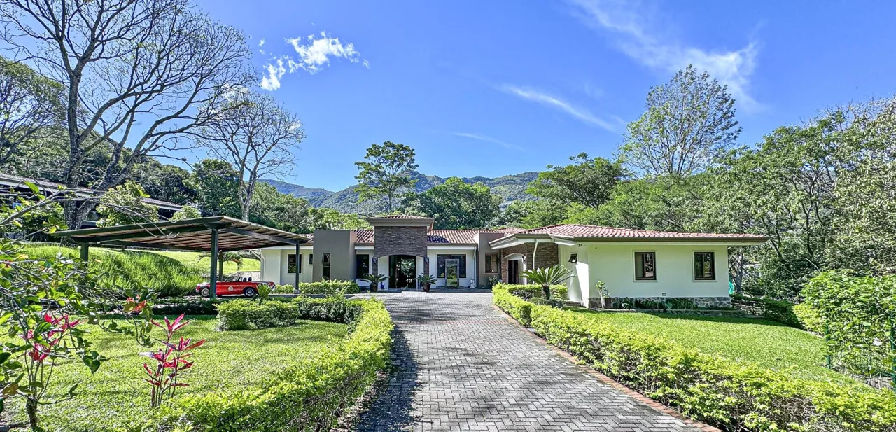 Oak Trees Estate | Suburban Luxury Living -Santa Ana