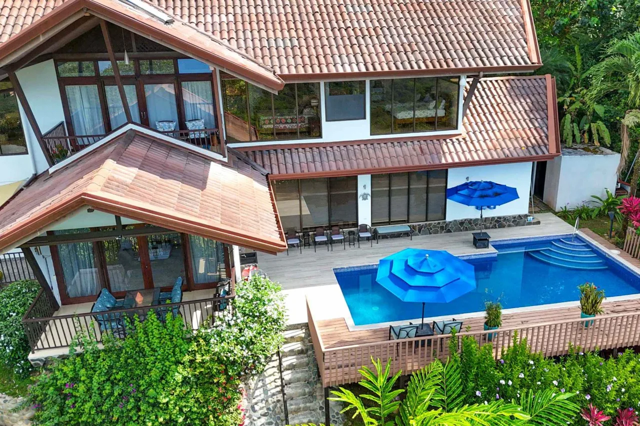 Panoramic Ocean View 4-Bedroom Home with Big Pool &amp; Ample Space to Entertain in Ojochal Costa Rica