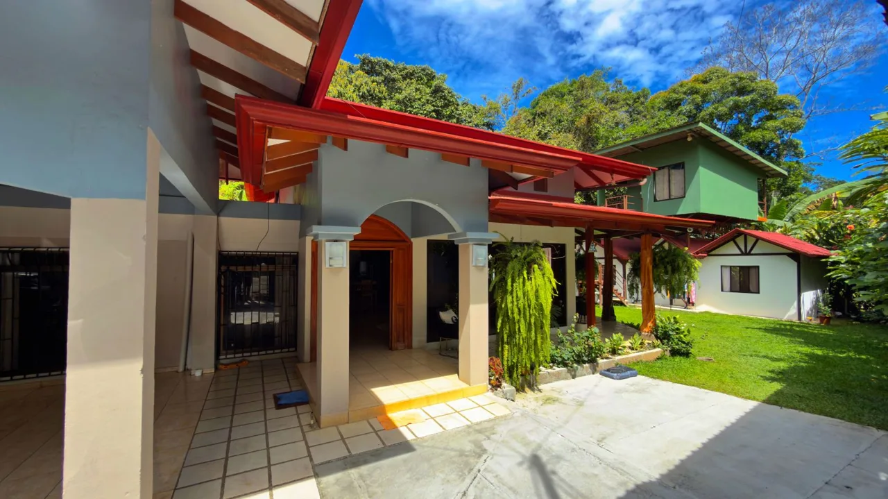 Home with Rental Apartments for Sale in Pérez Zeledón | Investment, Nature &amp; Prime Location