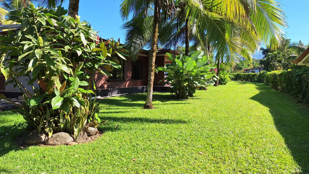 Spacious Property With 2 Beautiful Homes For Sale In the heart of Perez Zeledon. — photo 5