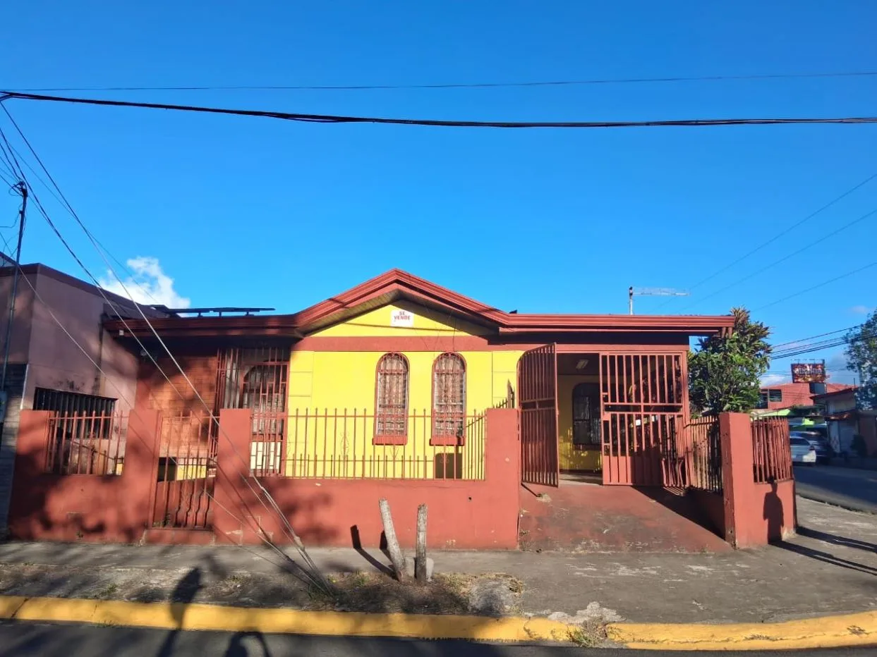Mixed-use property for sale in La Trinidad, Alajuela. An excellent opportunity to live and run your business in the same location.