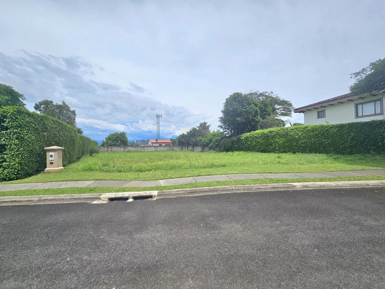 Amplio lote en Condominio en Santa Ana – Plano, céntrico y rodeado de naturaleza