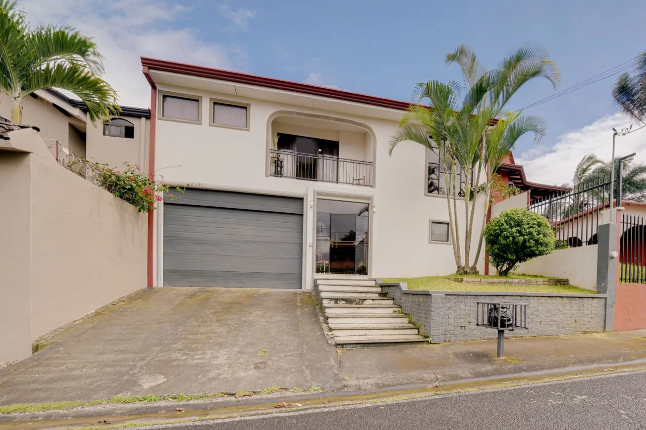 Spectacular Home in Lomas de Ayarco, Curridabat