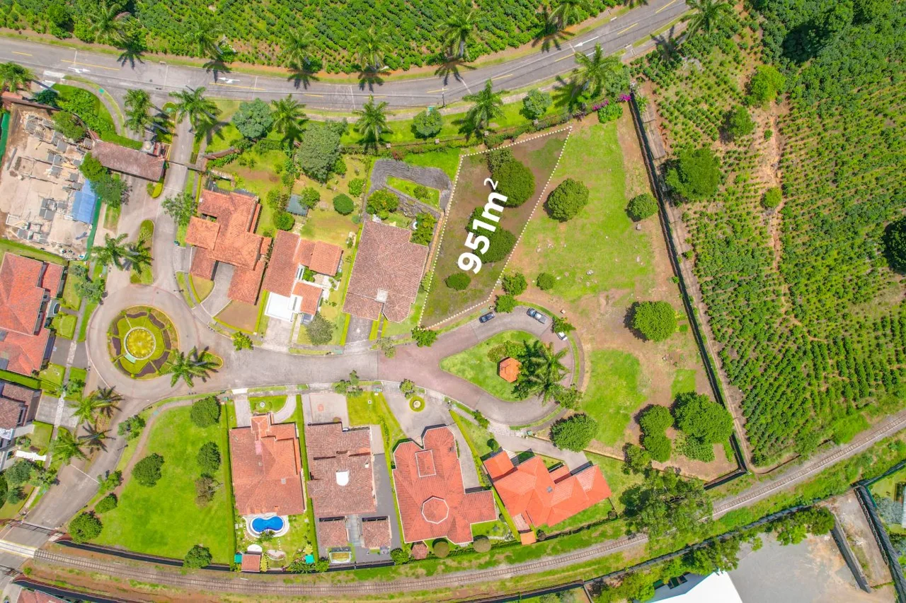 Land for Sale in Roble Sabana Condominium, Colinas de Montealegre – 951 m²