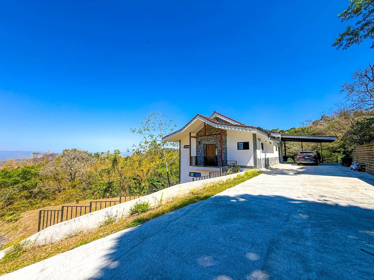 Exclusive Contemporary Residence in the Most Prestigious Mountain Community of Ciudad Colón