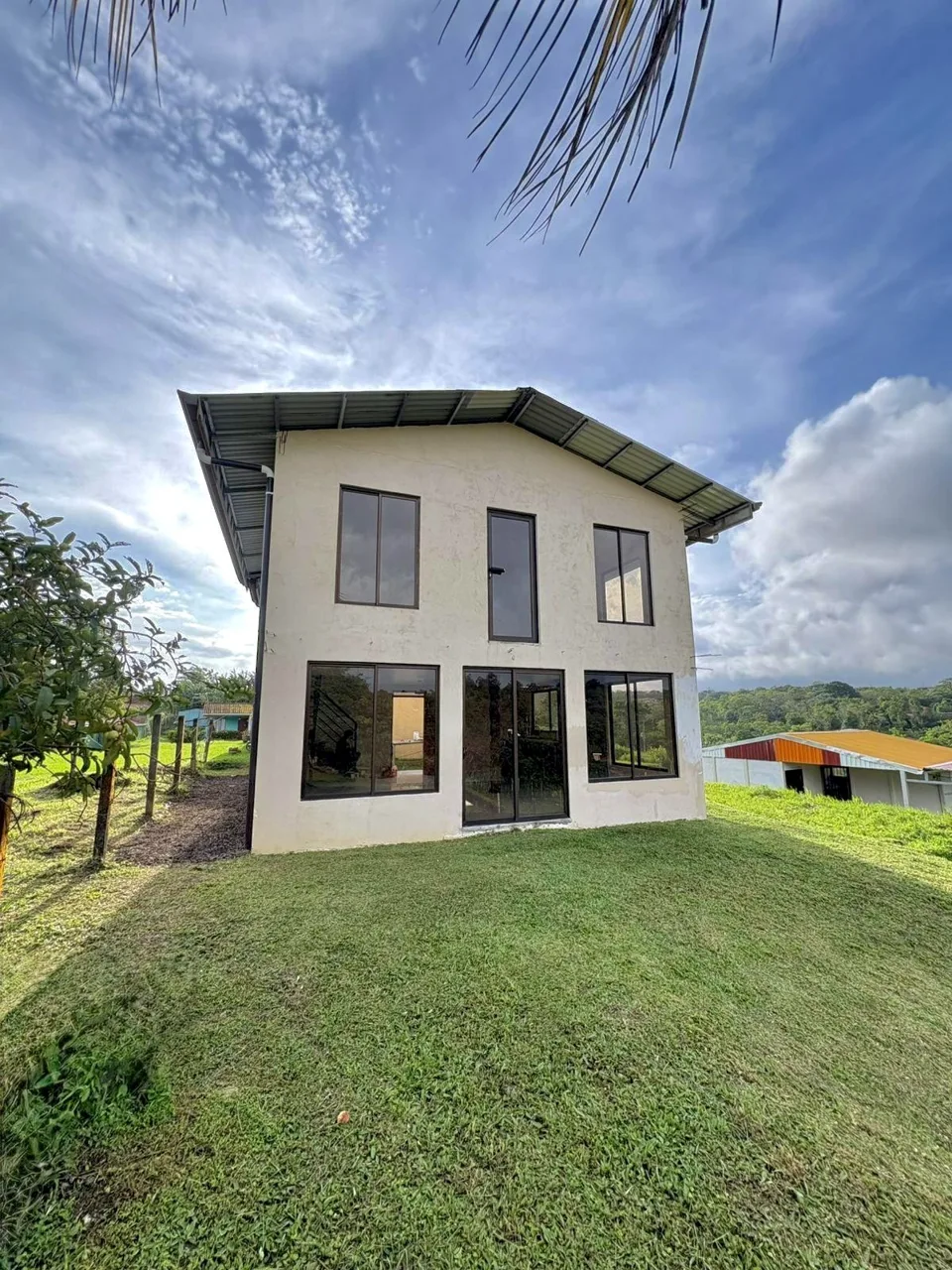 Modern New Build Overlooking Lake Arenal - Walkable to Downtown Nuevo Arenal