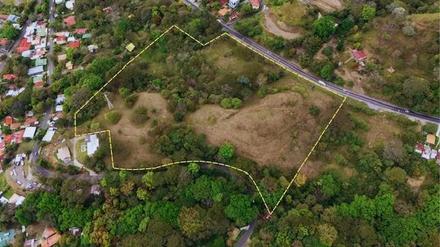 Property in a commercial-residential location on the pass road of Atenas from the 27