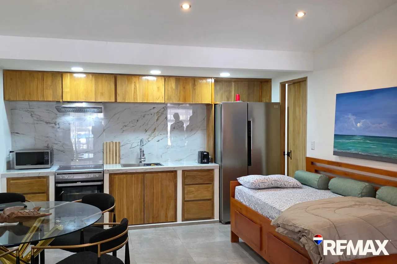 Pool front Tropical Condo | Fully Renovated | Walk to Beach