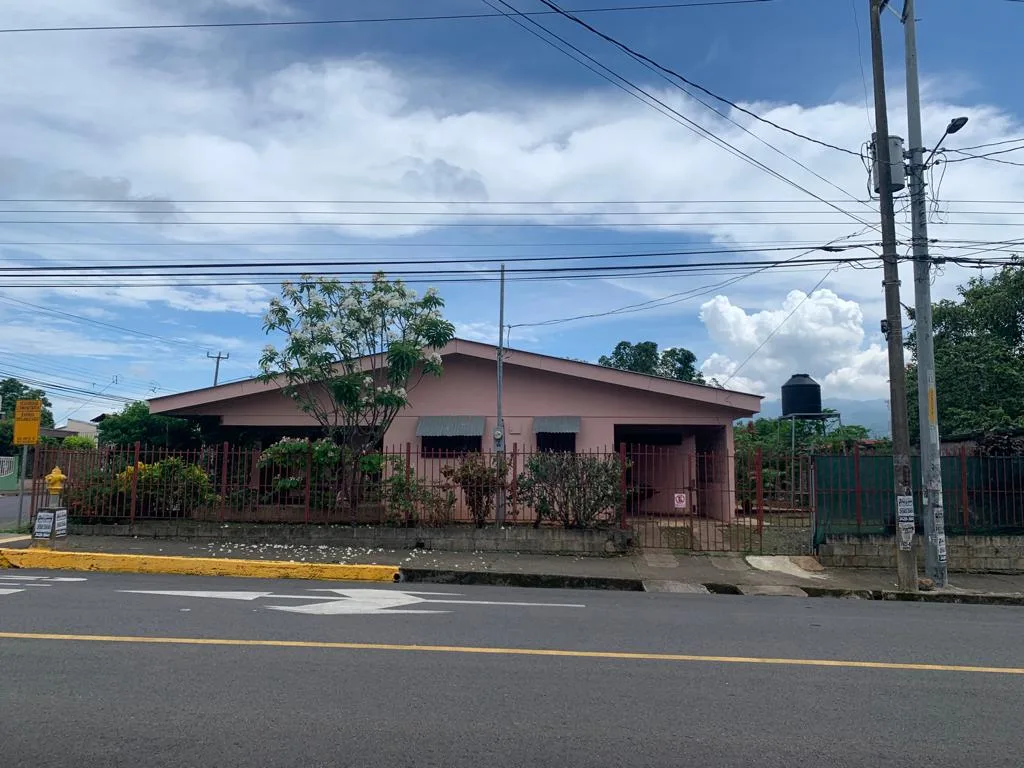 🏡 Unique Opportunity in Downtown Orotina! Ideal for Residential or Commercial Use 🏢