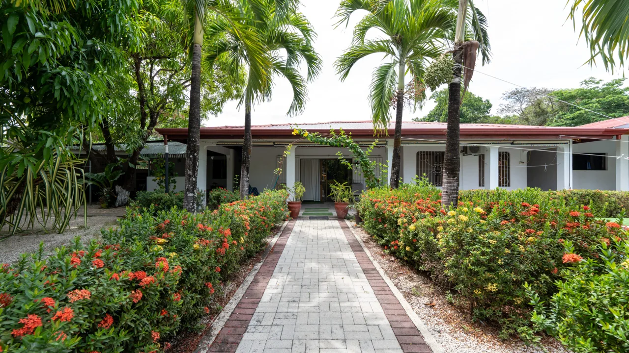 Casa Juanita &amp; 5 Charming Cabins – 10 Minutes Walking to Samara Town