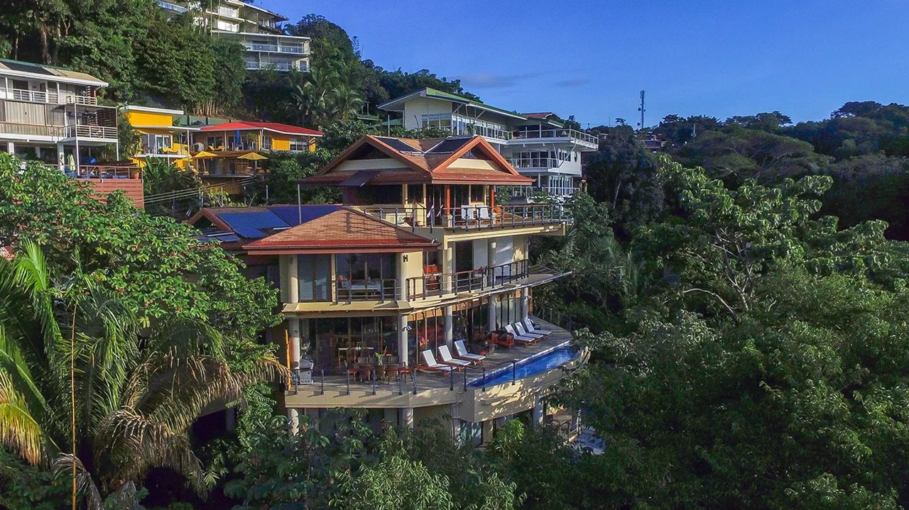 Villa Perezoso: A Natural Jewel with Ocean Views