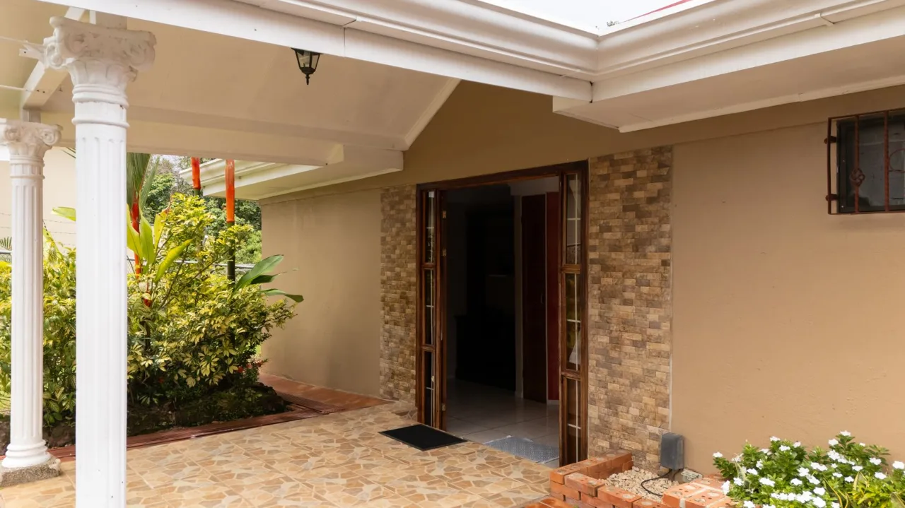 Elegant and classic home for sale in Downtown Perez Zeledon — photo 2
